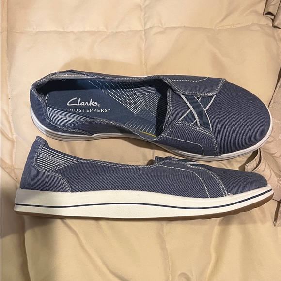 Clarks Cloudsteppers Blue Casual Slip-Ons - Picture 2 of 4